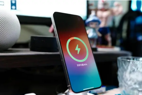 解放苹果15换屏服务分享用什么充电器给iPhone15充电更好 